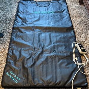 HigherDOSE Black Infrared Sauna Blanket with carry bag